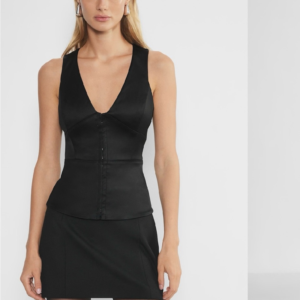 Aritzia canapé Satin Black Sleeveless V-Neck Top
